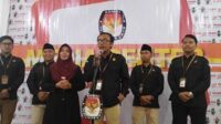 KPU Pamekasan saat melakukan konferensi pers. (Seru.co.id/udi) - Tiga Pasangan Bakal Calon Bupati Pamekasan Dinyatakan Sehat