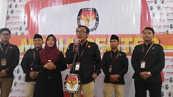 KPU Pamekasan saat melakukan konferensi pers. (Seru.co.id/udi) - Tiga Pasangan Bakal Calon Bupati Pamekasan Dinyatakan Sehat