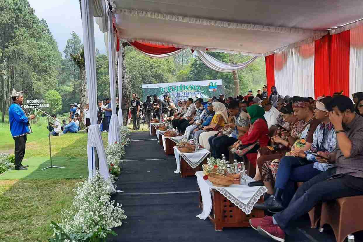 Serunya Fashion In The River Disparta Batu di Wana Wisata Coban Talun