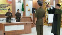 Kajari Batu melakukan prosesi pengambilan sumpah jabatan Kasubag Pembinaan pada Kejari Batu. (ist) - Romi Prasetiya Niti Sasmito Jabat Kasubag Pembinaan Kejari Batu