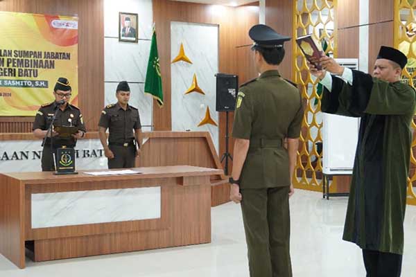 Kajari Batu melakukan prosesi pengambilan sumpah jabatan Kasubag Pembinaan pada Kejari Batu. (ist) - Romi Prasetiya Niti Sasmito Jabat Kasubag Pembinaan Kejari Batu