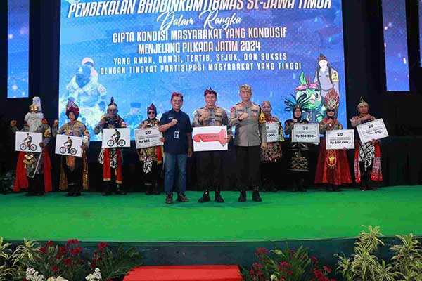Kapolda Jatim Irjen Pol Imam Sugianto dalam acara pembekalan kepada 7 ribu lebih personel Bhabinkamtibmas amankan pilkada jatim. - Kapolda Berikan Pembekalan Pengamanan PIlkada 2024 kepada Tujuh Ribu Lebih Bhabinkamtibmas se-Jatim