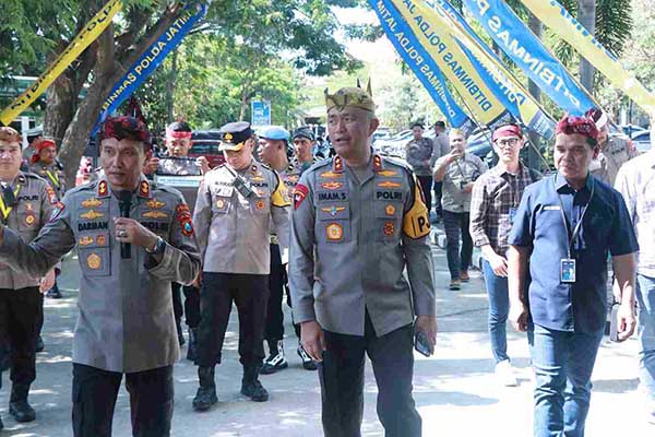 Kapolda Jatim Irjen Pol Imam Sugianto saat tiba di lokasi pembekalan pengamana Pilkada 2024 di Gedung Sport Center, Universitas UINSA, Surabaya. - Kapolda Berikan Pembekalan Pengamanan PIlkada 2024 kepada Tujuh Ribu Lebih Bhabinkamtibmas se-Jatim
