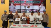 Kapolres Batu menunjukkan barang bukti dari hasil perbuatan para pelaku aborsi. (ist) - Polres Batu Ungkap Kasus Aborsi dengan Pil Penggugur Kandungan