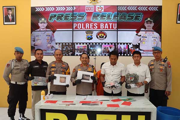 Kapolres Batu menunjukkan barang bukti dari hasil perbuatan para pelaku aborsi. (ist) - Polres Batu Ungkap Kasus Aborsi dengan Pil Penggugur Kandungan