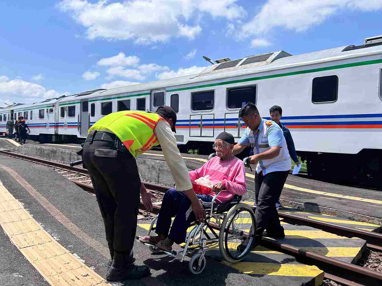 HUT ke-79, KAI Daop 8 Surabaya Gelar 'Rail Clinic dan 'Rail Library' Untuk Warga