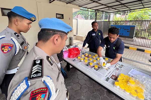 Kegiatan tes urin dadakan oleh personel Polres Malang. (ist) - Polres Malang Lakukan Tes Urin Dadakan pada Anggotanya