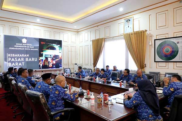 Kepala Dinas PUPRPKP, Kepala Bappeda, Kadiskopindag, Kalaksa BPBD dan pejabat lain turut hadir membahas langkah pemulihan pasca kebakaran. (pro) - Gerak Cepat Pj Wali Kota Malang Pulihkan Pedagang Pasar Comboran Terdampak Kebakaran