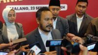 Ketua KPU Kota Malang, Muhammad Toyib, didampingi para komisioner, menjawab pertanyaan awak media. (rhd) - Usai Pengundian Nomor Urut, KPU Kota Malang Persiapan Regulasi Masa Kampanye