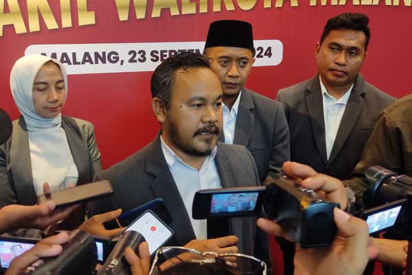 Ketua KPU Kota Malang, Muhammad Toyib, didampingi para komisioner, menjawab pertanyaan awak media. (rhd) - Usai Pengundian Nomor Urut, KPU Kota Malang Persiapan Regulasi Masa Kampanye