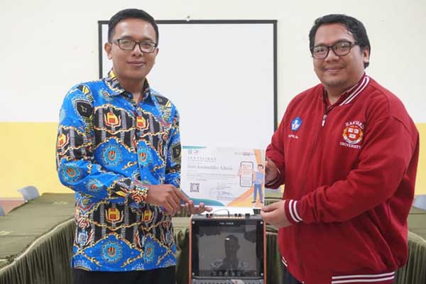 Ketua MGMP Informatika SMA Kota Batu memberikan Sertifikat pelatihan kepada peserta. (Seru.co.id/dik) - MGMP Informatika SMA Kota Batu Dorong Guru Bisa Bikin Aplikasi Sendiri