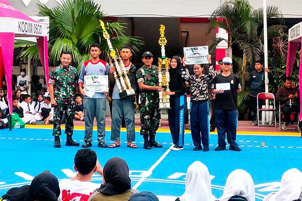 Kodim 0833/Kota Malang berikan penghargaan kepada pemenang Lomba PBB pelajar Kota Malang. (ist) - Peringati HUT ke-79 TNI, Kodim 0833/Kota Malang Gelar Lomba PBB