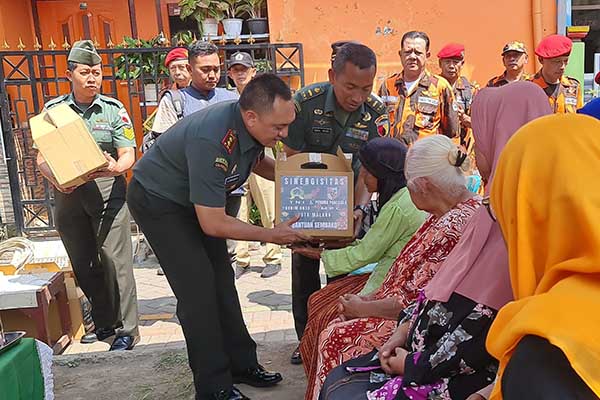 Kodim 0833/Kota Malang serahkan bantuan sosial kepada warga Sukun dan Lowokwaru. (ist) - Kodim 0833/Kota Malang Serahkan Bantuan Sosial Kepada Warga Sukun dan Lowokwaru