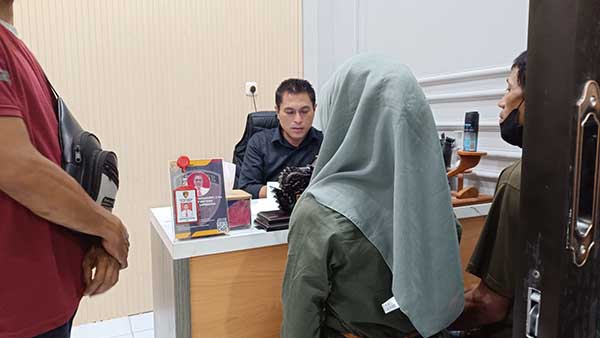 Korban saat melapor ke Mapolres Jember. (Seru.co.id/amb) - Siswi SMP di Jember Dicabuli Berkali-kali, Sempat Diberi Obat Agar Tidak Hamil