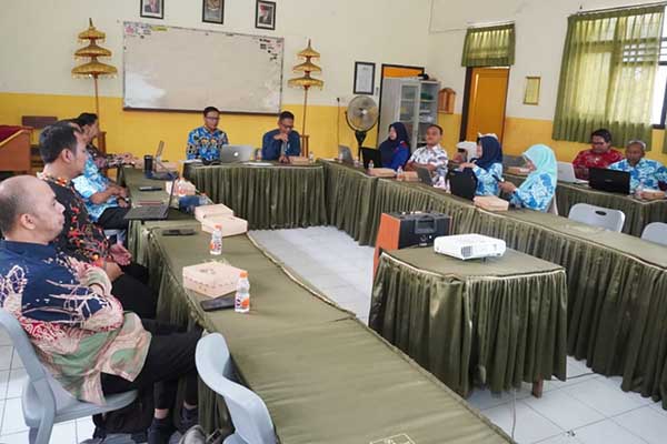 MGMP Informatika SMA Kota Batu saat menggelar menggelar kegiatan Routine Meet Up & Upgrade Skills. (Seru.co.id/dik) - MGMP Informatika SMA Kota Batu Dorong Guru Bisa Bikin Aplikasi Sendiri