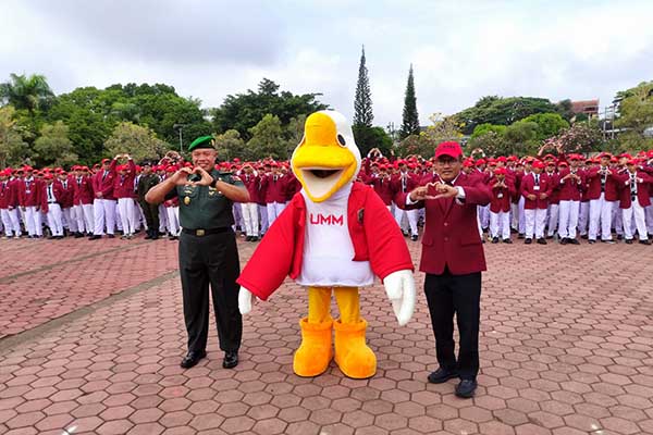 Maskot SWANUMM bersama Kapok Sahli Pangdam V/Brw dan Rektor UMM serta ribuan maba Gen 24. (rhd) - Usung Generasi Digital Penyelamat Bumi, Pesmaba Gen 24 UMM Pelepasliaran Ribuan Burung