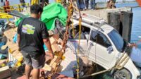 Mobil rusak berat setelah tertimpa puluhan ton semen di ramdoor Kapal Munggiyanto Hulalo di Pelabuhan Jangkar, Kabupaten Situbondo, Jumat (20/9/2024). (Seru.co.id/aza) - Toyota Rush Tertimpa Puluhan Ton Semen, di Pelabuhan Jangkar