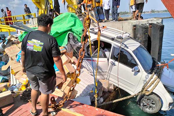 Mobil rusak berat setelah tertimpa puluhan ton semen di ramdoor Kapal Munggiyanto Hulalo di Pelabuhan Jangkar, Kabupaten Situbondo, Jumat (20/9/2024). (Seru.co.id/aza) - Toyota Rush Tertimpa Puluhan Ton Semen, di Pelabuhan Jangkar