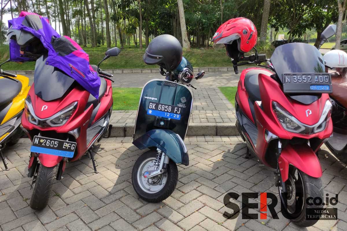 Motor Vespa dikonversi menjadi motor listrik, dengan ciri nopol warna biru bawah. (rhd) - PLN IUD Jatim Konvoi Bersama Ratusan Molis di Kota Malang, Kampanye Hemat Energi dan Hapelnas
