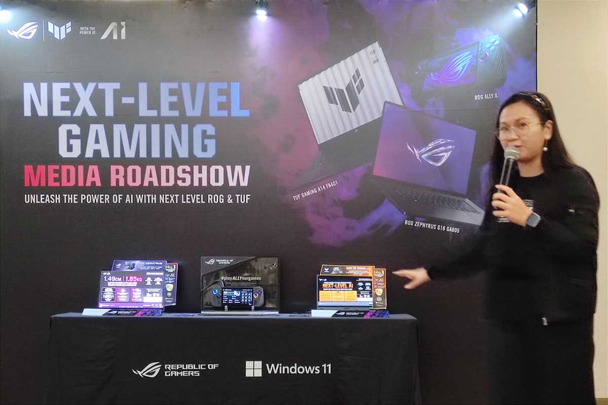 Nadia Tasya menunjukkan kelebihan tiga produk next-level AI gaming laptop dan handheld gaming PC. (rhd) - ASUS Luncurkan ROG Zephyrus G16, TUF Gaming A14 dan ROG Ally X, Berikut Kelebihannya