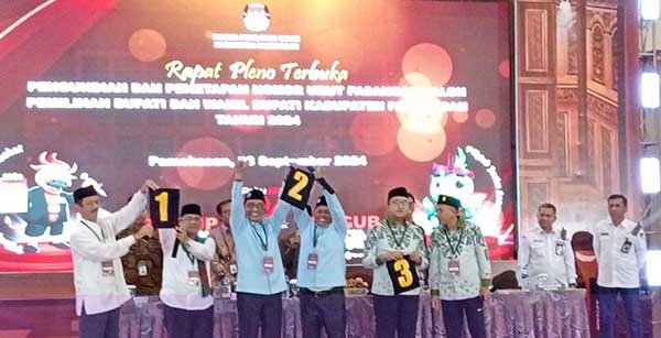 Para Calon Bupati Pamekasan saat melakukan pengundian nomor urut. (Seru.co.id/udi) - Melalui Pengundian, KPU Pamekasan Tetapkan Nomor Urut Calon Bupati Pamekasan