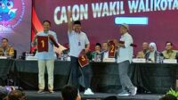 Para Calon Wali Kota Malang menunjukkan kegembiraan atas nomor urut yang didapat masing-masing. (rhd) - KPU Kota Malang Tetapkan WALI nomor 1, HC-Ganis nomor 2, ABADI nomor 3