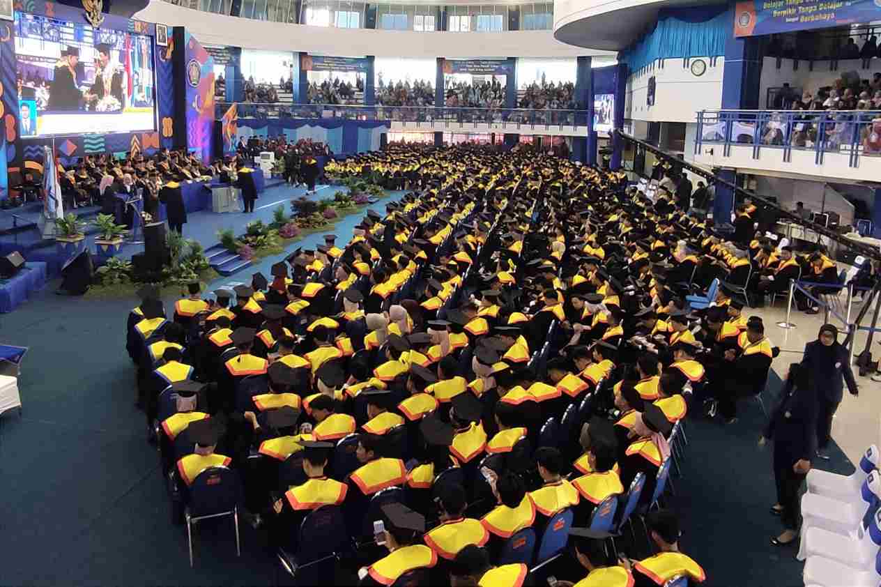 Polinema Lepas 878 Wisudawan pada Wisuda ke-65 Tahap II