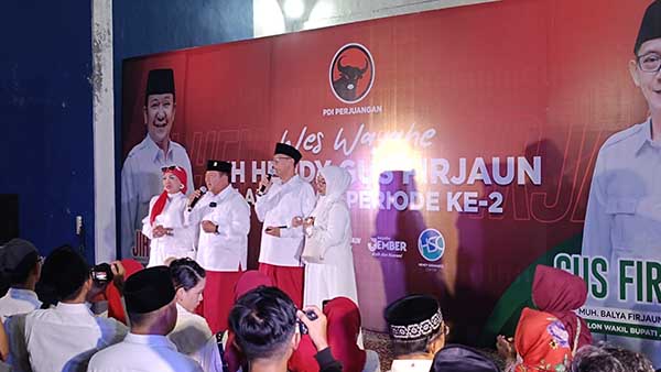 Paslon Hendy-Firjaun saat bersholawat dan hendak berangkat ke acara pengundian nomor urut. (Seru.co.id/amb) - Sambil Bersholawat Paslon Hendy-Firjaun Berangkat ke Pengundian Nomor Urut Pilkada Jember