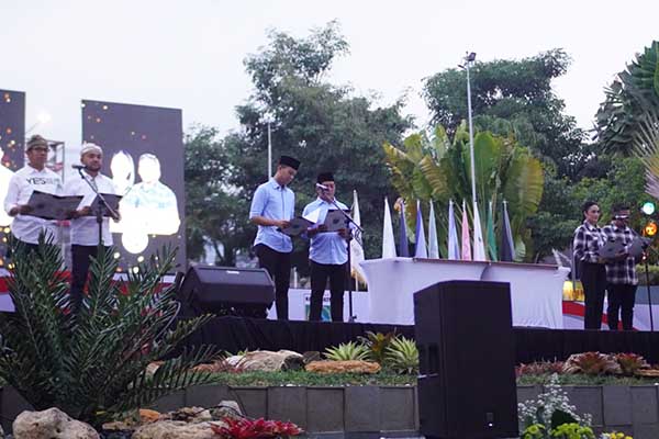 Paslon Wali dan Wakil Wali Kota Batu membacakan ikrar Pemilu damai di Balai Kota Among Tani Pemkot Batu. (ist) - Ikrar Damai Calon Kepala Daerah Kota Batu Berkumandang di Balai Kota Among Tani