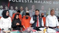 Pelaku pencurian sepeda motor dan uang milik temannya hanya bisa tertunduk lesu saat ditahan di Polresta Malang Kota. (afi) - Polresta Malang Kota Ungkap Dua Kasus Pencurian Selama Agustus 2024