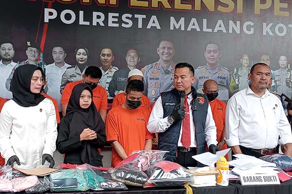 Pelaku pencurian sepeda motor dan uang milik temannya hanya bisa tertunduk lesu saat ditahan di Polresta Malang Kota. (afi) - Polresta Malang Kota Ungkap Dua Kasus Pencurian Selama Agustus 2024