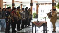 Pengukuhan perpanjangan masa jabatan Anggota BPD se-Kabupaten Situbondo Tahun 2024 yang berlangsung di Pendopo Aryo Situbondo, Senin (9/9/2024). (Seru.co.id/mam) - Bung Karna Kukuhkan 897 Anggota BPD se-Kabupaten Situbondo dan Serahkan SK Perpanjangan Masa Jabatan 8 Tahun