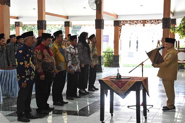 Pengukuhan perpanjangan masa jabatan Anggota BPD se-Kabupaten Situbondo Tahun 2024 yang berlangsung di Pendopo Aryo Situbondo, Senin (9/9/2024). (Seru.co.id/mam) - Bung Karna Kukuhkan 897 Anggota BPD se-Kabupaten Situbondo dan Serahkan SK Perpanjangan Masa Jabatan 8 Tahun