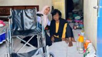 Penyerahan bantuan kursi roda kepada Ibu Marsiti, warga Desa Tlekung, Kecamatan Junrejo, Kota Batu. (ist) - Warga Tlekung Terima Bantuan Kursi Roda dari Pj. Wali Kota Batu