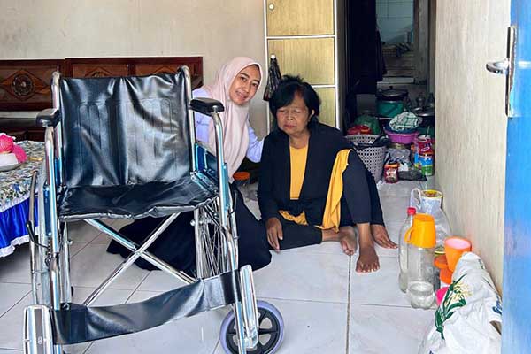 Penyerahan bantuan kursi roda kepada Ibu Marsiti, warga Desa Tlekung, Kecamatan Junrejo, Kota Batu. (ist) - Warga Tlekung Terima Bantuan Kursi Roda dari Pj. Wali Kota Batu