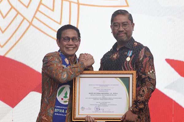 Penyerahan penghargaan oleh Menteri Desa PDTT, Abdul Halim Iskandar kepada OJK Malang. (ist) - Dapatkan Izin, PT LKM Artha Desa Diresmikan