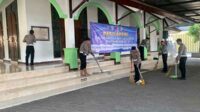 Personel Satlantas Polres Batu membersihkan tempat ibadah. (ist) - Polres Batu Gelar Bakti Sosial dan Bakti Religi Harlantas Bhayangkara ke-69