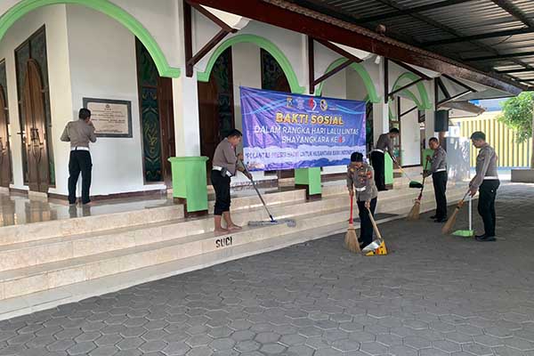 Personel Satlantas Polres Batu membersihkan tempat ibadah. (ist) - Polres Batu Gelar Bakti Sosial dan Bakti Religi Harlantas Bhayangkara ke-69