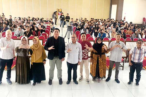 Peserta dan pemateri Kuliah Tamu kemitraan Komunikasi UMM dengan PT Volvo. (ist) - Kuliah Tamu Presiden Direktur Awali Kemitraan Komunikasi UMM dengan PT Volvo