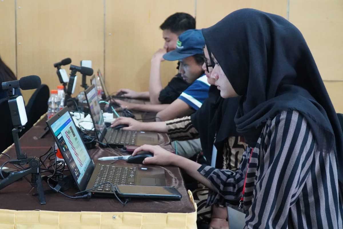 Peserta pelatihan diberikan kesempatan mencoba praktek langsung. (ist) - Disnaker PMPTSP Berikan Pelatihan Pencaker Desain Multimedia, Manfaatkan DBHCHT