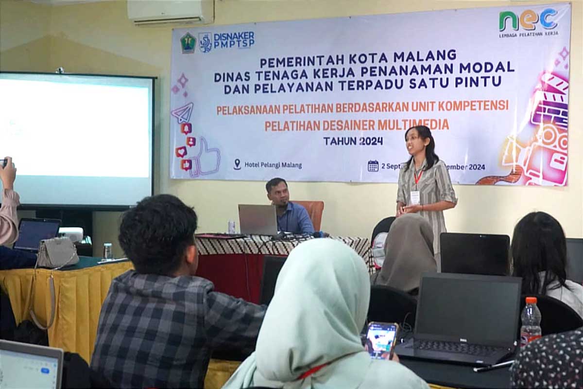 Peserta pelatihan menyimak paparan salah satu pemateri. (ist) - Disnaker PMPTSP Berikan Pelatihan Pencaker Desain Multimedia, Manfaatkan DBHCHT