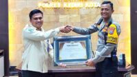 Piagam penghargaan yang diserahkan langsung oleh Kepala UPT Pengelolaan Pendapatan Daerah Kediri, Anang Noor Balquni, kepada Kasatlantas Polres Kediri Kota, AKP Afandy Dwi Takdir, Rabu (25/0/2024). (Seru.co.id/mam) - Berdedikasi di Penyelenggaraan Pelayanan di KB Samsat Kediri Kota, Kasatlantas Polres Kota Kediri Diganjar Piagam Penghargaan