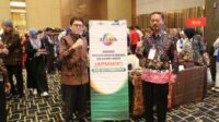 Pj Bupati Bojonegoro (kiri) saat berada di stand UMKM. (ist) - Pemkab Bojonegoro Ikuti "Misi Dagang" Pemprov Jawa Timur di Sumatera Utara