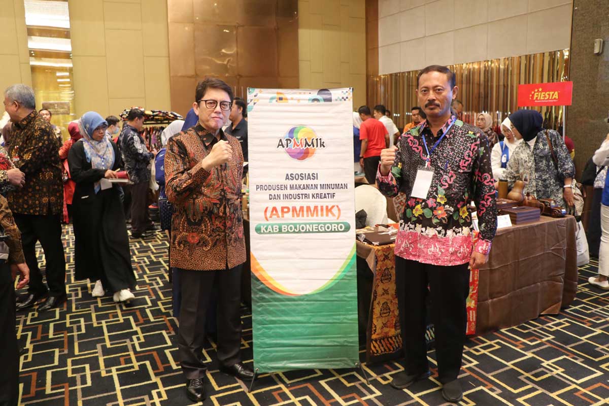 Pj Bupati Bojonegoro (kiri) saat berada di stand UMKM. (ist) - Pemkab Bojonegoro Ikuti "Misi Dagang" Pemprov Jawa Timur di Sumatera Utara
