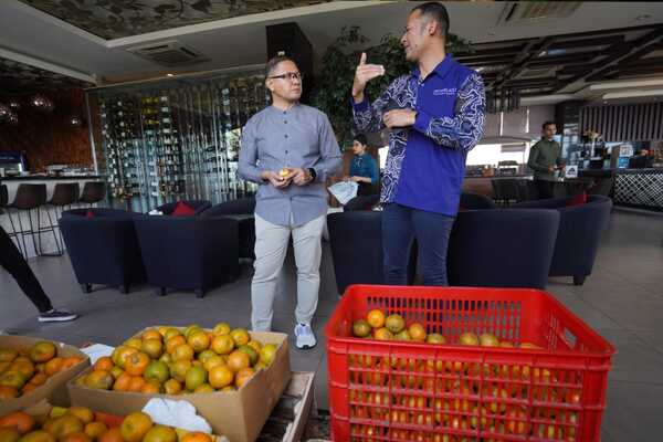 Pj Aries Apresiasi Kolaborasi Hotel Aston Inn dengan Petani Jeruk dan Seniman Lokal