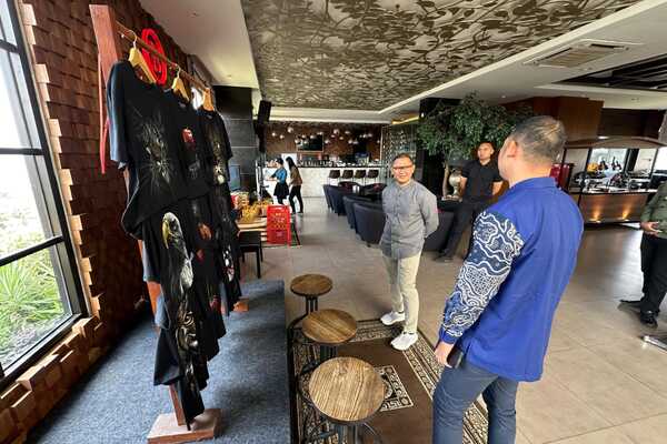 Pj Aries Apresiasi Kolaborasi Hotel Aston Inn dengan Petani Jeruk dan Seniman Lokal