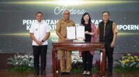 Pj Wali Kota Batu mendampingi Kadisdik Batu, usai penandatanganan kerja sama dengan Putra Sampoerna Foundation. (ist) - Tingkatkan Pendidikan, Pemkot Batu Jalin Kerjasama dengan Yayasan Putera Sampoerna Foundation