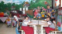 Pj Wali Kota Batu saat berkunjung ke SD Negeri 02 Desa Songgokerto, Kecamatan Batu. (ist) - Pj. Wali Kota Batu Minta Kadisdik Perhatikan Sarpras Sekolah yang Rusak