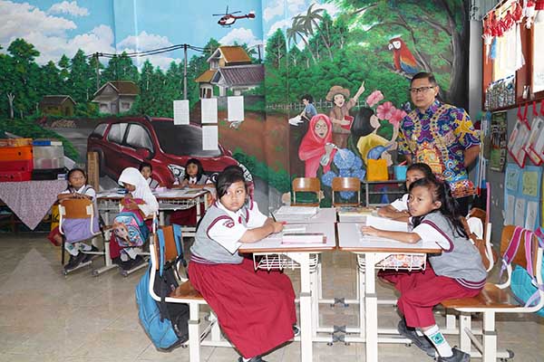 Pj Wali Kota Batu saat berkunjung ke SD Negeri 02 Desa Songgokerto, Kecamatan Batu. (ist) - Pj. Wali Kota Batu Minta Kadisdik Perhatikan Sarpras Sekolah yang Rusak