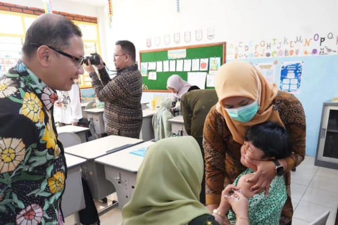 Pj. Aries Targetkan Pencapaian Bulan Imunisasi Anak Sekolah di Batu Minimal 95 Persen